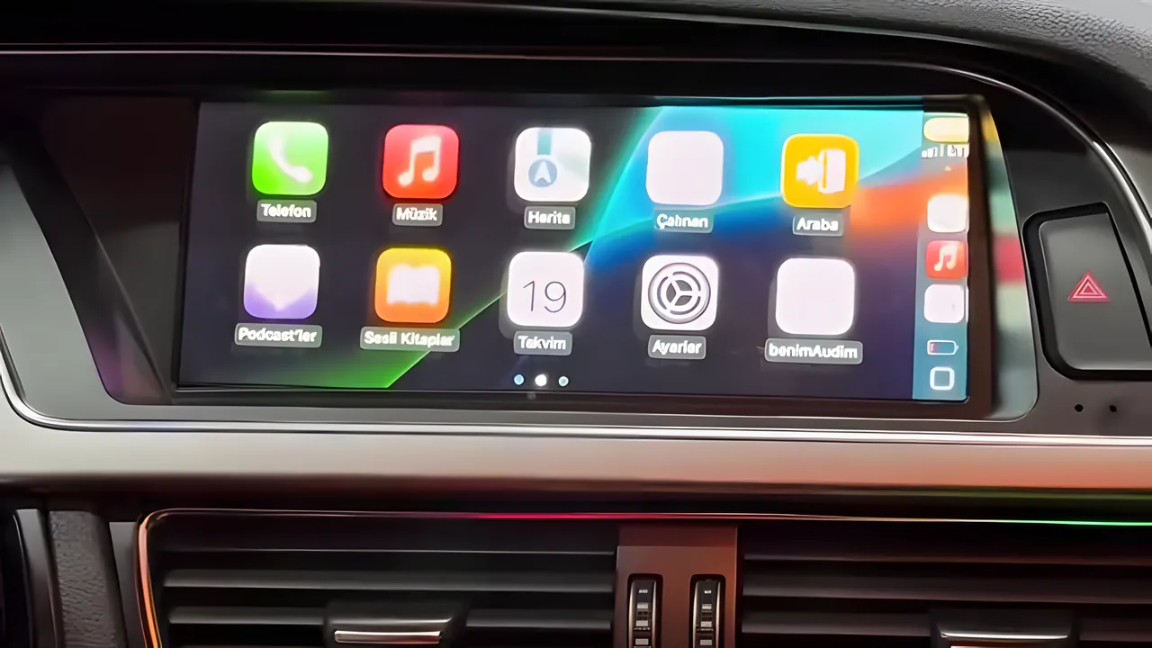 Audi A4 konsoluna fabrika görünümünde oturan, Apple CarPlay açık multimedya ekranı