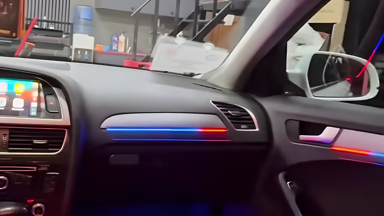 Audi A4 torpidosu ve kapı panelinde ambiyans aydınlatma şeridi